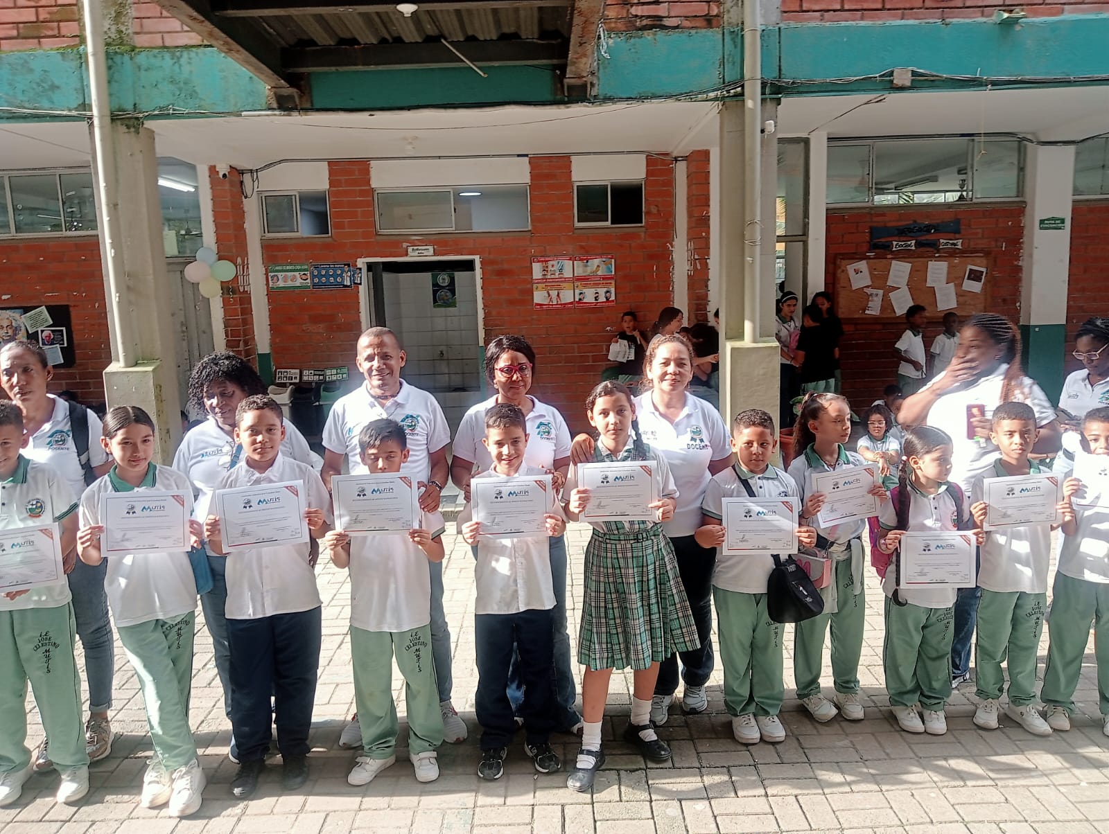 Estudiantes participando